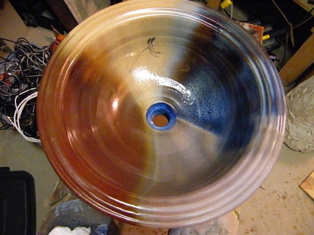 Multi-coloured sink with small Dragonfly